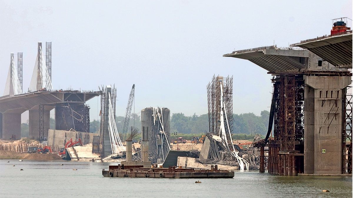 दूर हुए दो पाट सुल्तानगंज ब्रिज का क्षतिग्रस्त हिस्सा