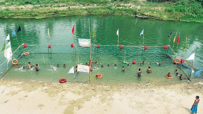 जल से जीवन कटिहार में बरंडी नदी के किनारे तैराकी सीखते बच्चे