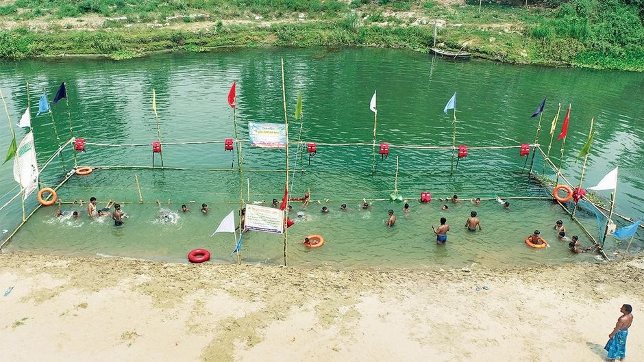 जल से जीवन कटिहार में बरंडी नदी के किनारे तैराकी सीखते बच्चे