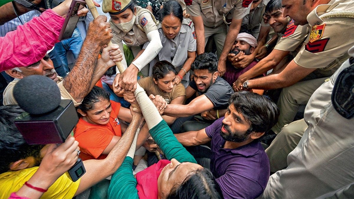 अस्मत की जंग दिल्ली में 28 मई को नए संसद भवन की ओर मार्च करते पहलवानों के साथ पुलिस की झड़प और गिरफ्तारी