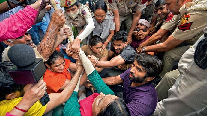 अस्मत की जंग दिल्ली में 28 मई को नए संसद भवन की ओर मार्च करते पहलवानों के साथ पुलिस की झड़प और गिरफ्तारी