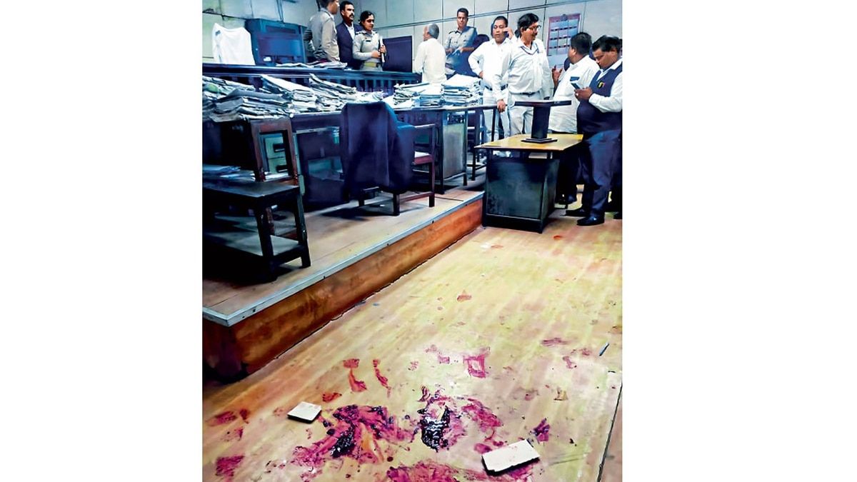 अदालत में अपराध: लखनऊ के एससी-एसटी कोर्ट में संजीव माहेश्वरी की हत्या के बाद फर्श पर फैला खून