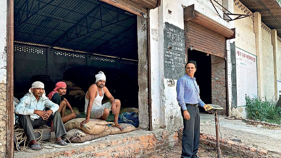 इंतजार : लखनऊ के पास बख्शी का तालाब गेहूं खरीद केंद्र पर किसानों का इंतजार करता अमला