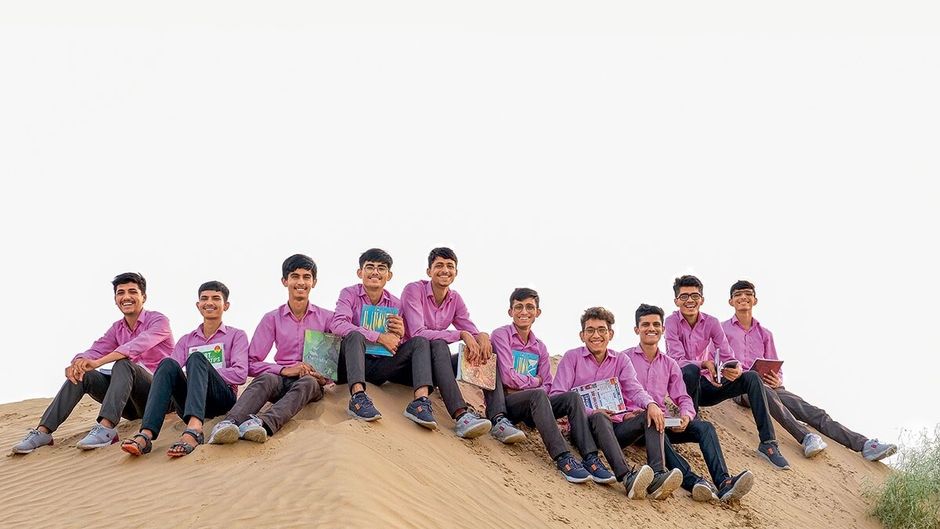 डॉक्टरों की फौज: बाड़मेर में इस बार 50 से ज्यादा स्टूडेंट नीट में चुने गए हैं. इनमें से 33 छात्र 50 विलेजर्स संस्था के