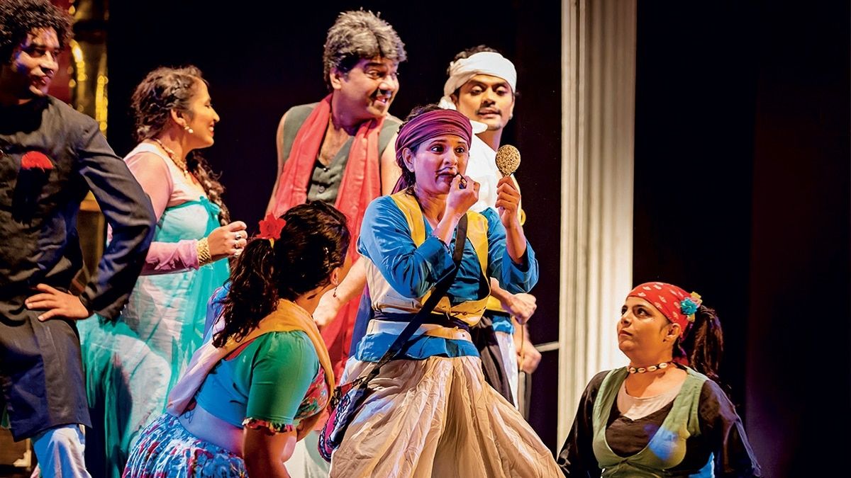 चलो, वक्त हो गया सखी :पिया बहरूपिया नाटक का एक दृश्य