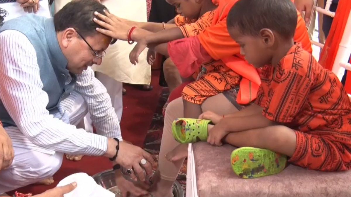 कांवड़ियों के पैर धोकर उनका स्वागत करते सीएम धामी