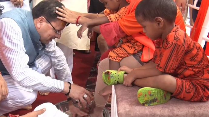 कांवड़ियों के पैर धोकर उनका स्वागत करते सीएम धामी