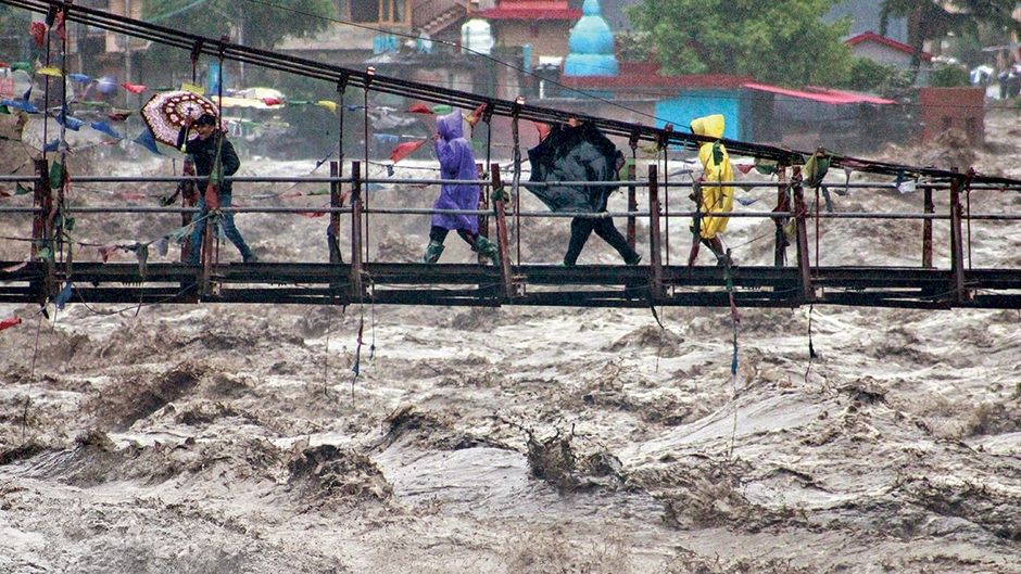 कुल्लू में उफनती व्यास नदी