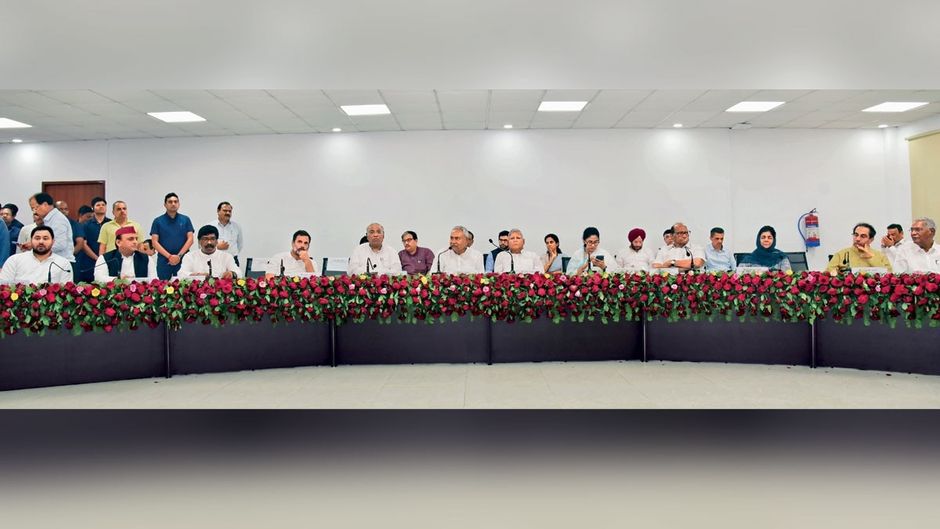 एकजुट : पटना बैठक में 23 जून को एक साथ जुटे विपक्षी पार्टियों के नेता