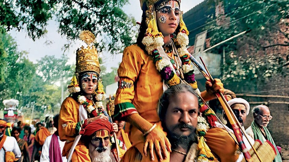 कंधों पर विरासत रामनगर की ऐतिहासिक रामलीला में अभिनय के लिए जाते कलाकार