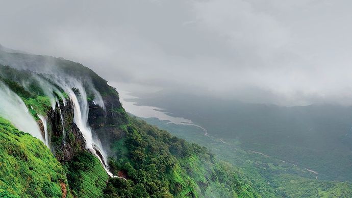 हरे रंग में तब्दीलः मालशेज घाट, महाराष्ट्र