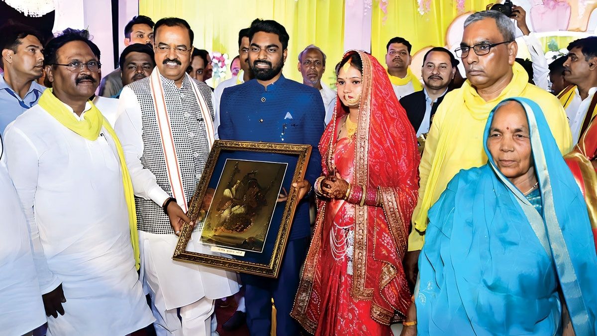 गठबंधन का अवसर: यूपी के उप-मुख्यमंत्री केशव प्रसाद मौर्य ओम प्रकाश राजभर (दाएं, पीले कपड़े में) के बेटे अरुण की शादी के मौके पर नवदंपती को तोहफा भेंट करते हुए