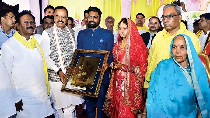 गठबंधन का अवसर: यूपी के उप-मुख्यमंत्री केशव प्रसाद मौर्य ओम प्रकाश राजभर (दाएं, पीले कपड़े में) के बेटे अरुण की शादी के मौके पर नवदंपती को तोहफा भेंट करते हुए