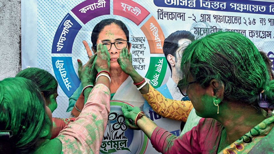 जीत की हरियाली उत्तरी 24 परगना में 11 जुलाई को जश्न मनाते तृणमूल कांग्रेस कार्यकर्ता