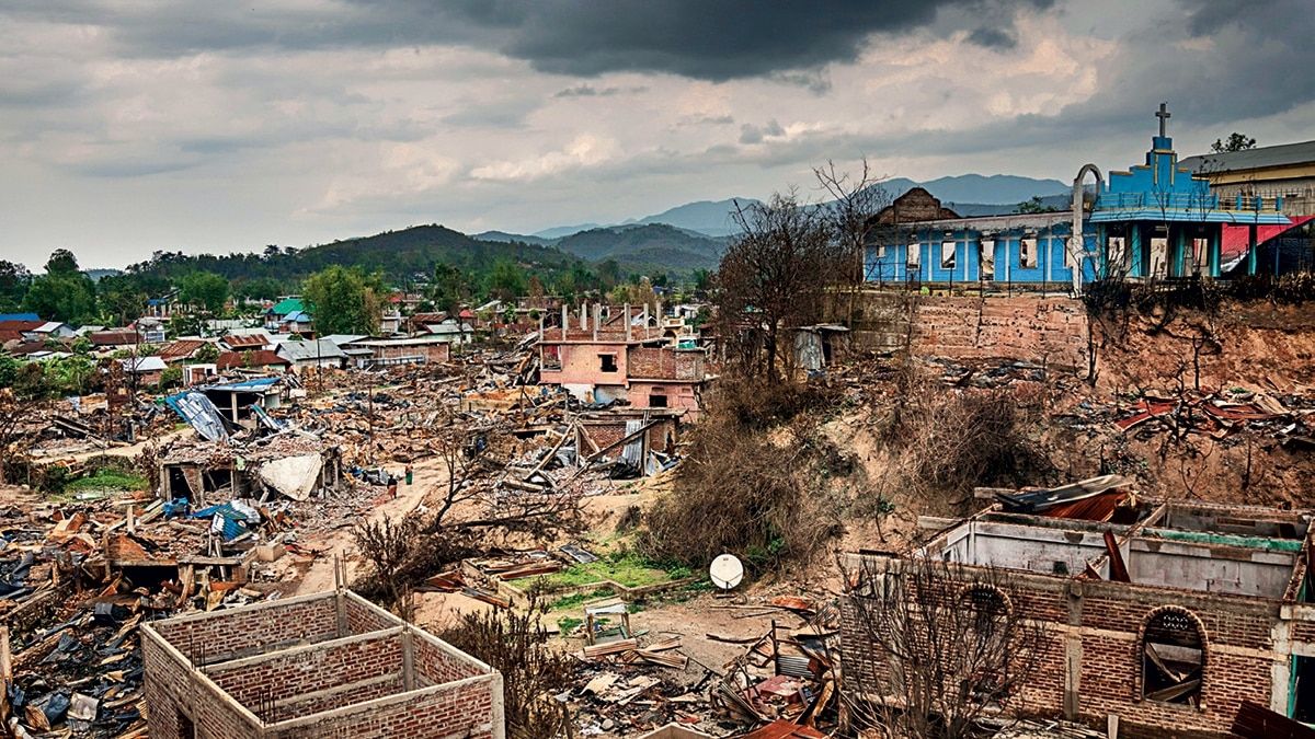अब भी जल रहे : सुगनू में दंगे के बाद जले घरों के अवशेष