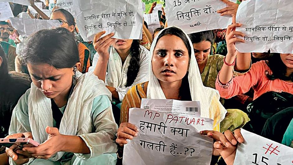 मझधार : पटवारी परीक्षा में चयनित उम्मीदवार भोपाल में प्रदर्शन करते हुए