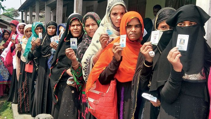 हमारी कौन सुनेगा असम में अपने वोटर आइडी कार्ड के साथ मुस्लिम महिलाएं (फाइल फोटो)