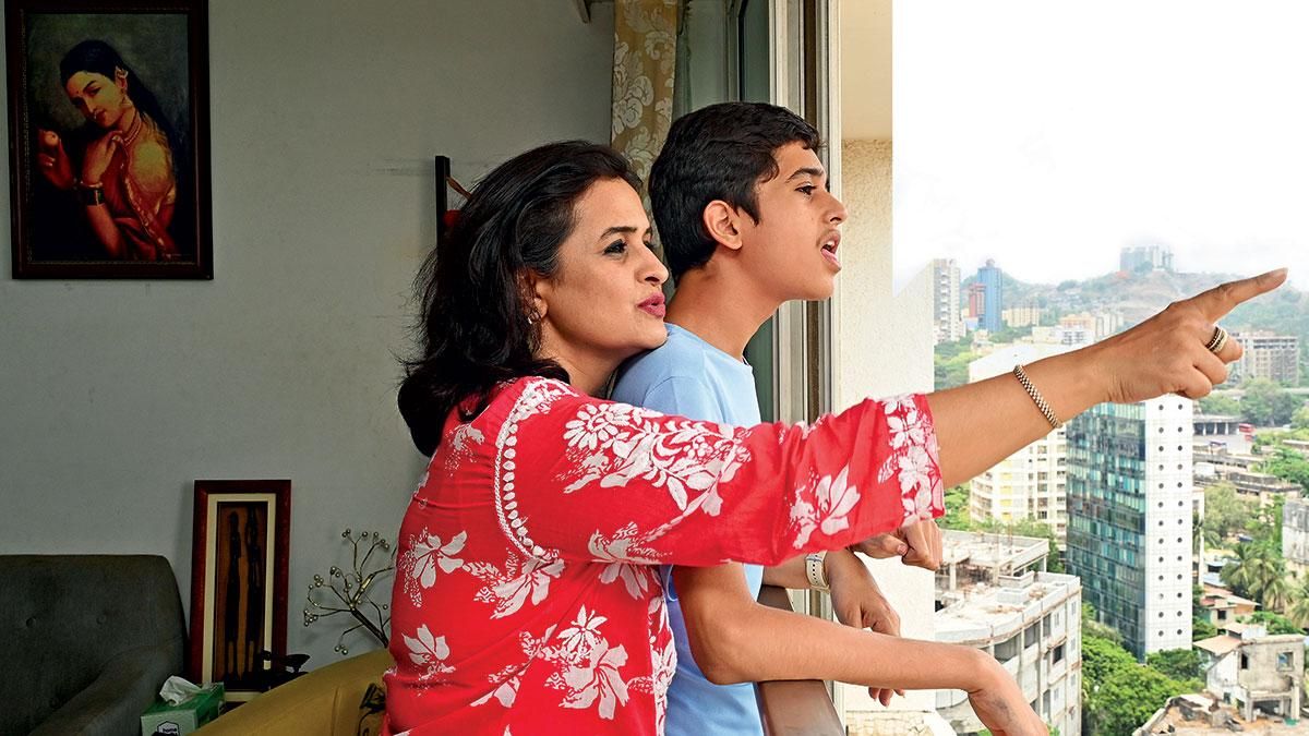 मुंबई की मुग्धा कालरा अपने 13 साल के बेटे माधव के साथ