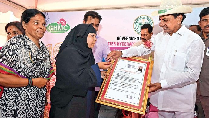 संगारेड्डी जिले में 22 जून को आवास योजना की एक लाभार्थी के साथ मुख्यमंत्री केसीआर