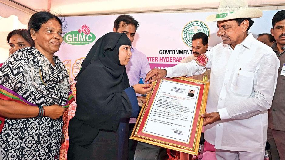 संगारेड्डी जिले में 22 जून को आवास योजना की एक लाभार्थी के साथ मुख्यमंत्री केसीआर