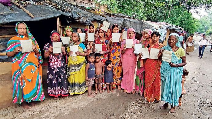 भागलपुर जिले में महादलित परिवार की ये महिलाएं पट्टे मिलने के दस साल बाद भी अपनी जमीन पर कब्जे के इंतजार में हैं (फोटो: पुष्यमित्र)