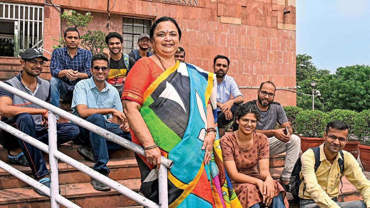 जेएनयू की वीसी शांतिश्री पंडित विद्यार्थियों के साथ (फोटो: राजवंत रावत)