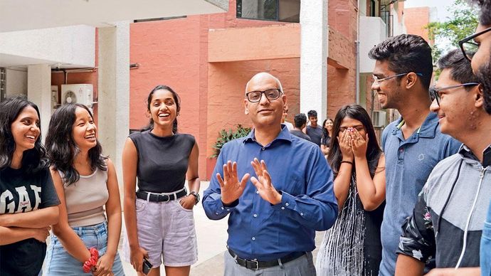 एनएलएसआइयू रजिस्ट्रार निगम नग्गेहल्ली बेंगलूरू कैंपस में स्टुडेंट्स के साथ (फोटो : संदेश रविकुमार)