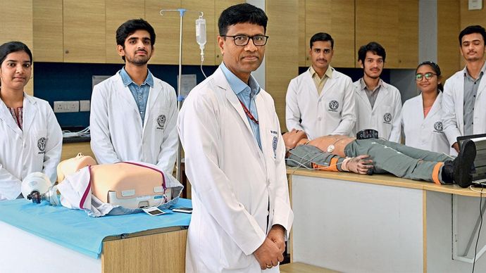 एम्स दिल्ली के निदेशक एम. श्रीनिवास संस्थान के छात्रों के साथ (फोटो : राजवंत रावत)