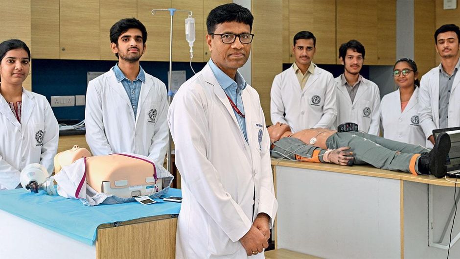 एम्स दिल्ली के निदेशक एम. श्रीनिवास संस्थान के छात्रों के साथ (फोटो : राजवंत रावत)