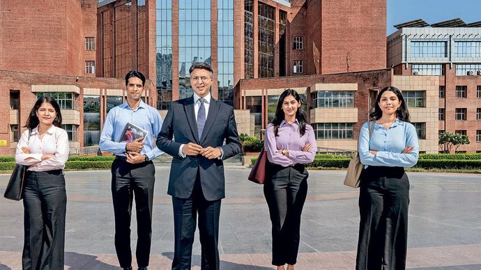 एमिटी यूनिवर्सिटी के चांसलर अनुज चौहान कुछ छात्रों के साथ (फोटो : मनीष राजपूत)