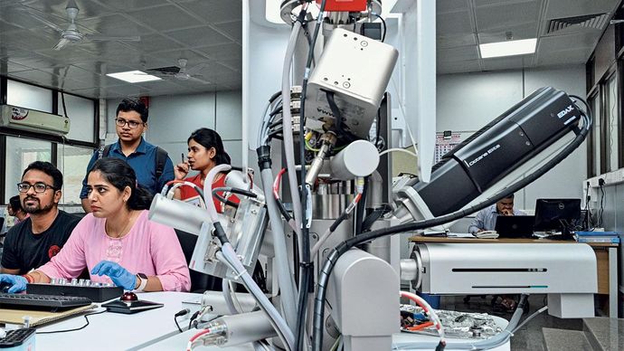 आइआइटी दिल्ली की सेंट्रल रिसर्च फैसिलिटी लैब में प्रयोग में जुटे छात्र