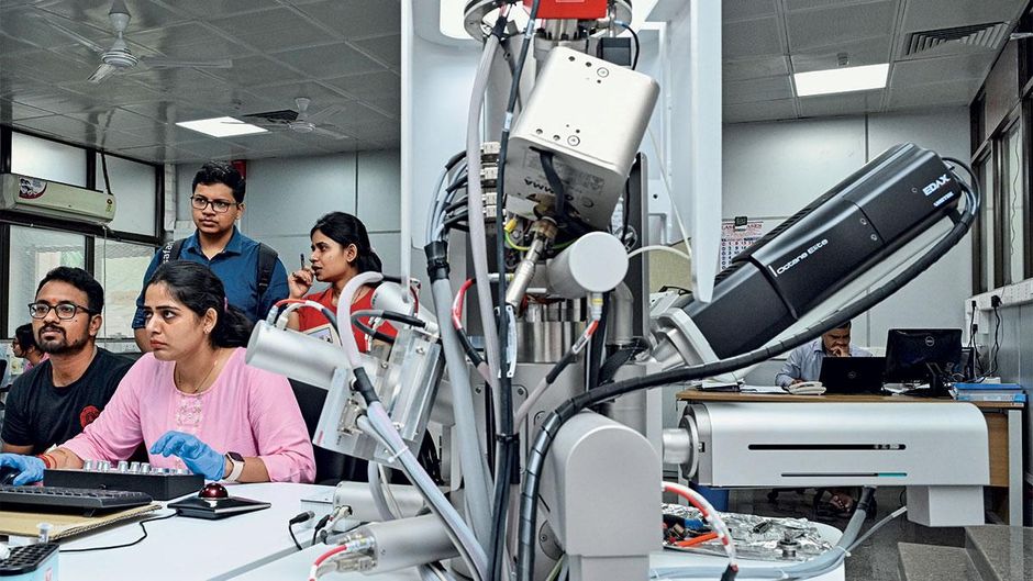 आइआइटी दिल्ली की सेंट्रल रिसर्च फैसिलिटी लैब में प्रयोग में जुटे छात्र