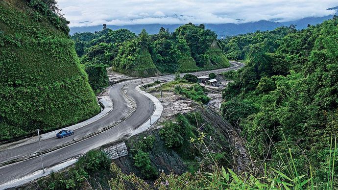 अरुणाचल प्रदेश में पहाड़ी वन क्षेत्र से निकाला गया हाइवे (फोटो : एम. झाजो)