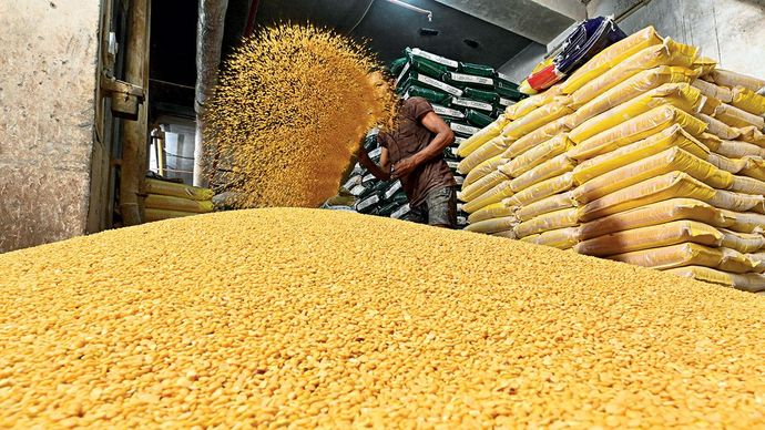 आत्मनिर्भरता का रंग दिल्ली के बवाना इंडस्ट्रियल एरिया में एक दाल प्रोसेसिंग प्लांट