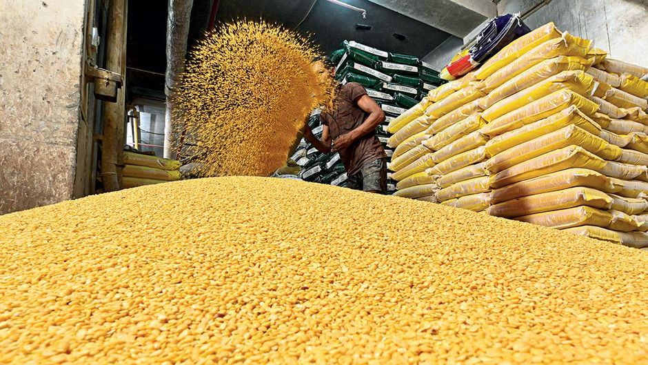 आत्मनिर्भरता का रंग दिल्ली के बवाना इंडस्ट्रियल एरिया में एक दाल प्रोसेसिंग प्लांट