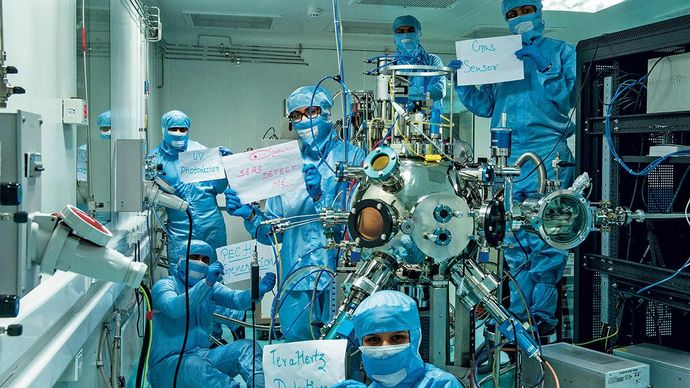 नित नया ज्ञान आइआइटी दिल्ली के छात्र नैनो स्केल रिसर्च फैसिलिटी में