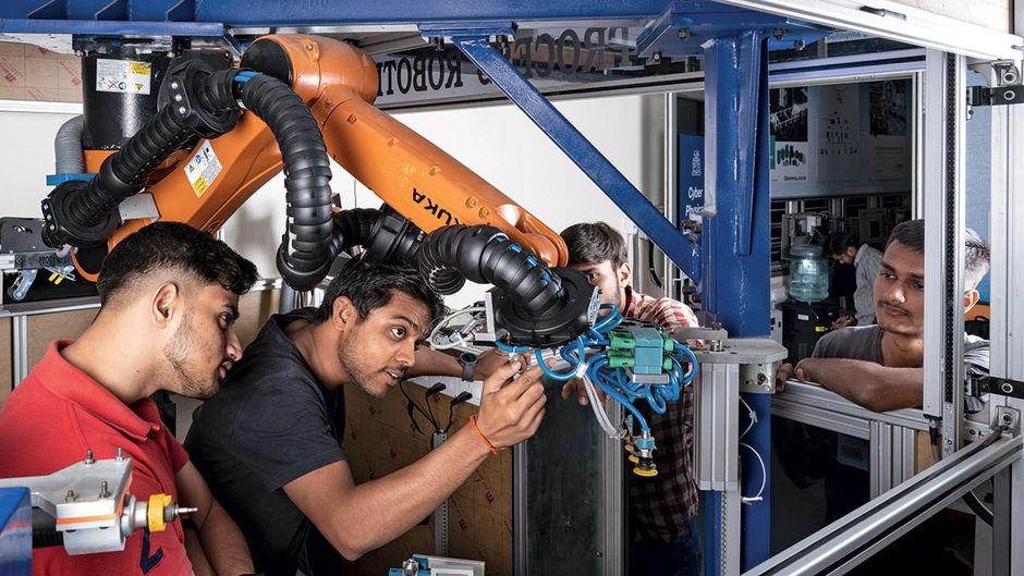 तकनीक की बाराखड़ी आइआइटी दिल्ली की एक लैब में छात्र