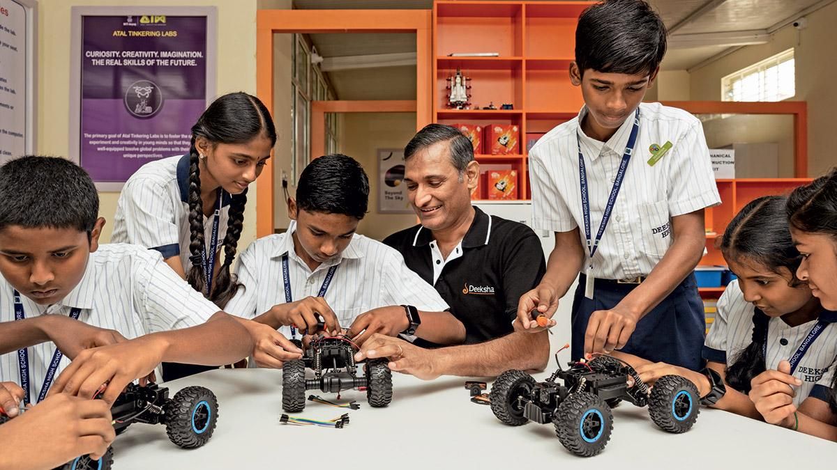 बाएं हाथ का खेल डॉ. श्रीधर जी. दीक्षा स्टेम स्कूल, बेंगलुरू में छात्रों के साथ