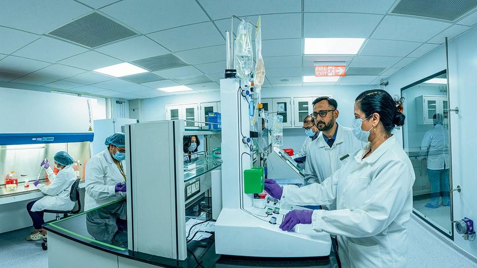 विकास के वाहक इम्यूनील थेरेप्यूटिक्स के सीओओ डॉ. अरुण आनंद बेंगलूरू के अपने सीएआर-टी थेरेपी लैब में