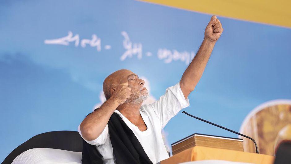 द्वादश ज्योतिर्लिंग कथा शृंखला के दौरान रामेश्वरम में मोरारी बापू व्यास पीठ पर रामचरित मानस के साथ