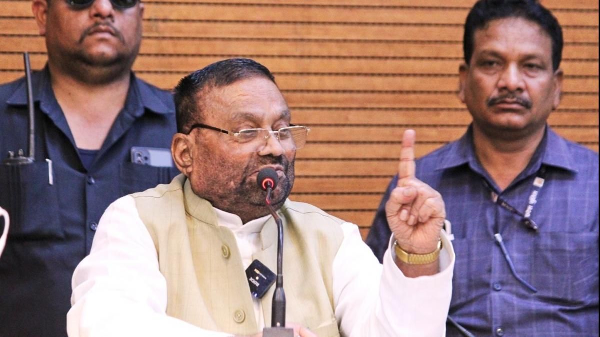 सपा के राष्ट्रीय महासचिव और विधान परिषद सदस्य स्वामी प्रसाद मौर्य 