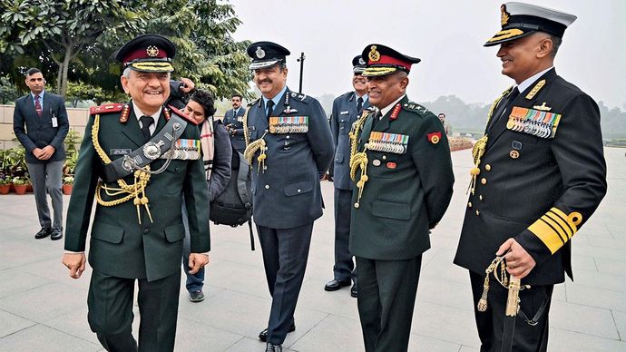 बाएं से, सीडीएस जनरल अनिल चौहान, वायु सेना प्रमुख एयर चीफ मार्शल वी.आर. चौधरी, थल सेना प्रमुख जनरल मनोज पांडे और नौसेना प्रमुख एडमिरल आर. हरि कुमार