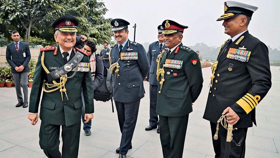 बाएं से, सीडीएस जनरल अनिल चौहान, वायु सेना प्रमुख एयर चीफ मार्शल वी.आर. चौधरी, थल सेना प्रमुख जनरल मनोज पांडे और नौसेना प्रमुख एडमिरल आर. हरि कुमार