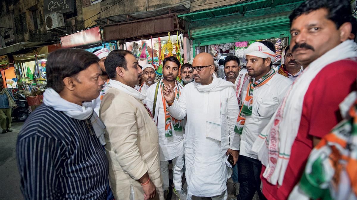 नया जोश: उत्तर प्रदेश कांग्रेस के अध्यक्ष अजय राय कार्यकर्ताओं से बात करते हुए