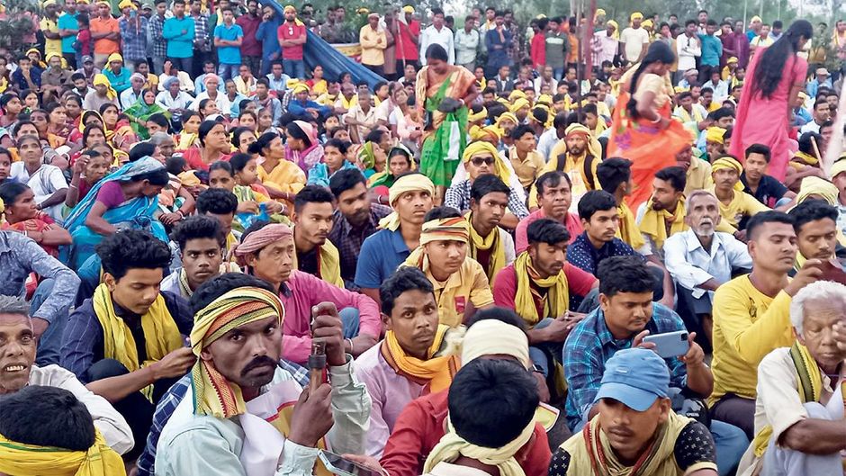 हम भी आदिवासी : पश्चिम बंगाल के पश्चिम मेदिनीपुर जिले में एसटी दर्जा देने की मांग को लेकर प्रदर्शन करते कुड़मी जाति के लोग