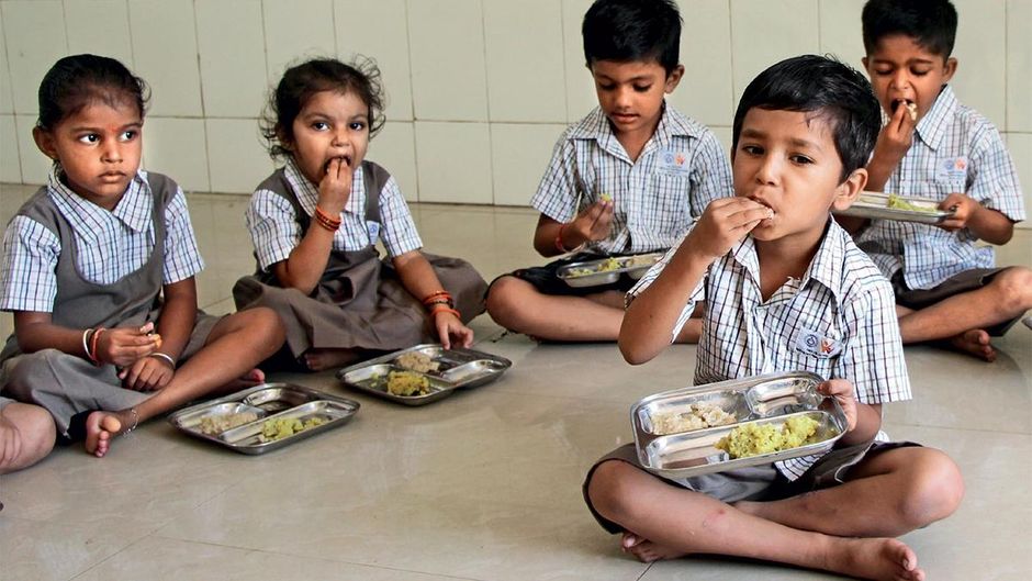 राजकोट के एक आंगनवाड़ी केंद्र में खाना खाते बच्चे