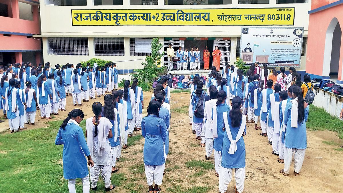 बढ़ गई उपस्थिति लगातार प्रयास का असर सोहसराय के उच्च विद्यालय में दिख रहा है. सुबह की प्रार्थना में शिक्षक और छात्राएं
