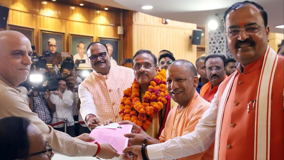 दिनेश शर्मा राज्यसभा उपचुनाव के लिए नामांकन भरते हुए