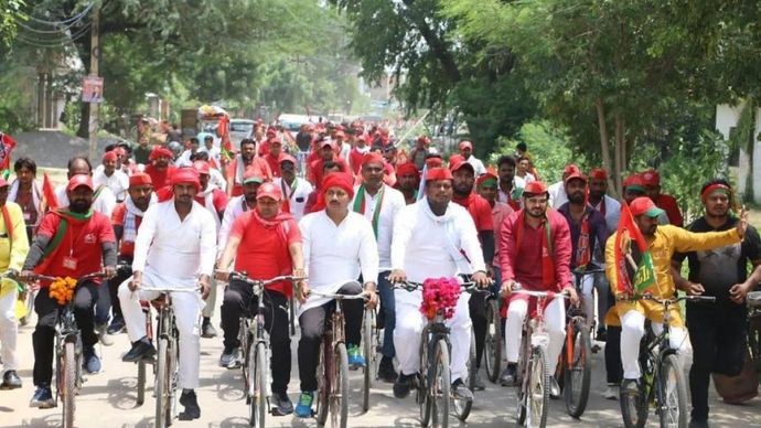 साइकिल यात्रा के दौरान समाजवादी पार्टी के कार्यकर्ता