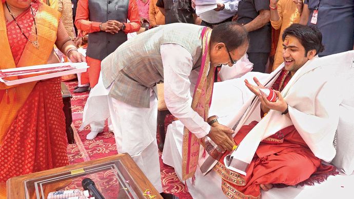 धर्म के नाम पर धीरेंद्र कृष्ण शास्त्री के साथ शिवराज चौहान